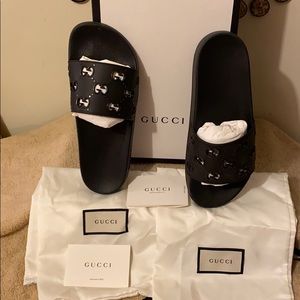 Used In Excellent Condition‼️ Mens Rubber GG Slide Sandal.